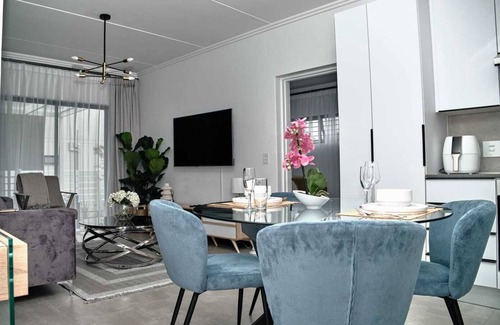 Greater Johannesburg Metropolitan Area Apartment | Stylish 2-Bedroom Apartment with Gym, Pool, Wi-Fi in Prime Lonehill Location.