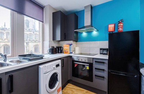 Wigan House | Stylish 2 Bedroom Apartment in Central Wigan by Eason Stays