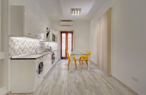 Tower Road Apartment | Stylish 2 Bedroom Apartment in an Amazing Location