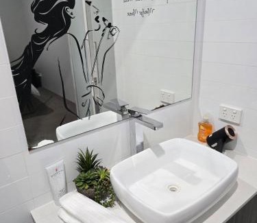 Maddington Apartment | Stylish 2-Bedroom Apartment in Maddington, 15 Minutes from Perth Airport