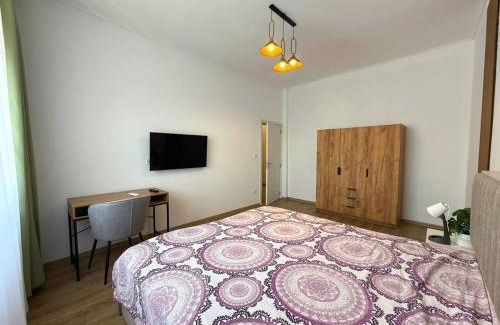 Sofia City Center Apartment | Stylish 2-Bedroom Apartment in Top Center - 5m walk to Metro station Serdika, Sofia statue - 1 FullBath & 1Washroom