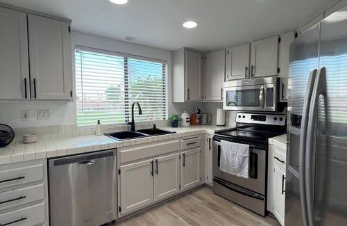 Palm Desert Condo | Stylish 2-bedroom condo in Palm Desert with WiFi, AC, and a golf course!