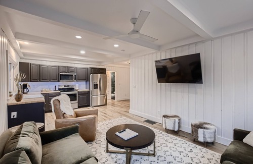 Bailey Cabin | Stylish 2-bedroom Cabin with Breathtaking Mountain Views + Hot Tub