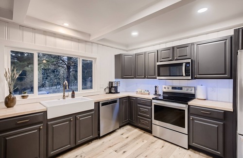 Bailey Cabin | Stylish 2-bedroom Cabin with Breathtaking Mountain Views + Hot Tub