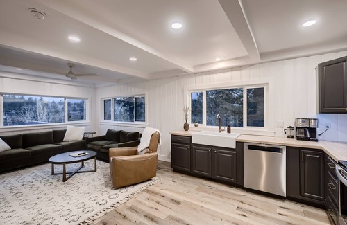 Bailey Cabin | Stylish 2-bedroom Cabin with Breathtaking Mountain Views + Hot Tub
