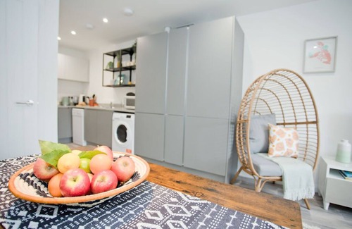 Boscombe Apartment | Stylish 2 Bedroom Apt - Parking - Mins to Beach