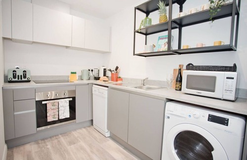 Boscombe Apartment | Stylish 2 Bedroom Apt - Parking - Mins to Beach
