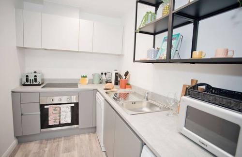 Boscombe Apartment | Stylish 2 Bedroom Apt - Parking - Mins to Beach