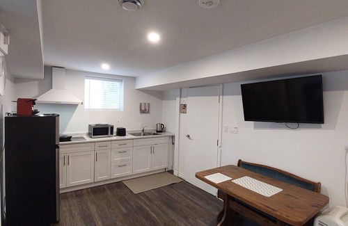 Guelph Apartment | Stylish 2-Bedroom Guest Unit for 4 people in Central Location, Affordable Rates