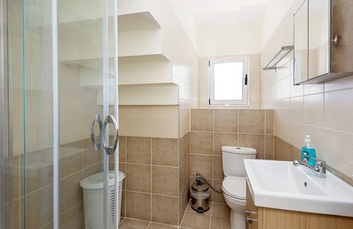 Kucukerenkoy Apartment | Stylish 2 Bedroom Penthouse + BBQ + Sunbathing Roof Terrace