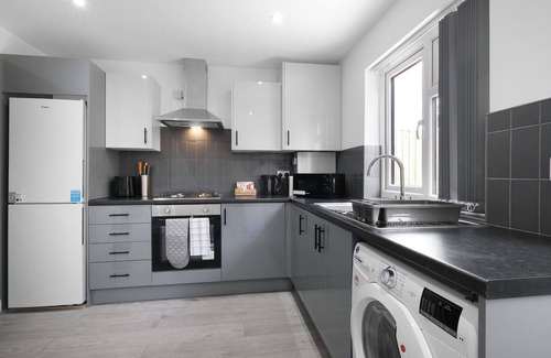 Slough House | Stylish 2 Bedroom Serviced House in Slough