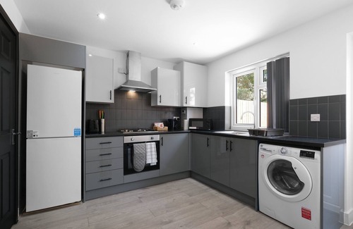 Slough House | Stylish 2 Bedroom Serviced House in Slough