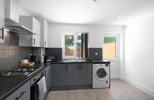 Slough House | Stylish 2 Bedroom Serviced House in Slough