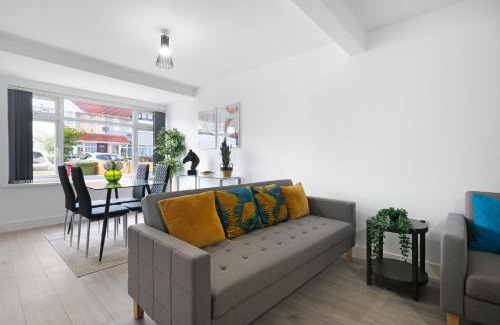 Slough House | Stylish 2 Bedroom Serviced House in Slough