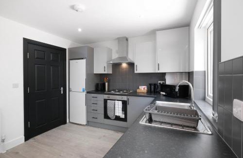 Slough House | Stylish 2 Bedroom Serviced House in Slough