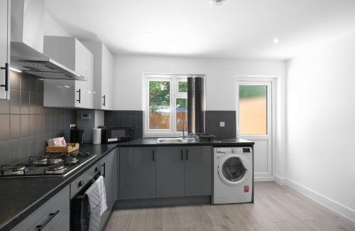 Slough House | Stylish 2 Bedroom Serviced House in Slough