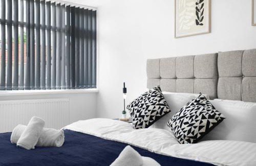Slough House | Stylish 2 Bedroom Serviced House in Slough
