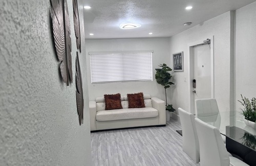 Flagami Apartment | Stylish 2 Bedrooms Apartment by Miami Airport
