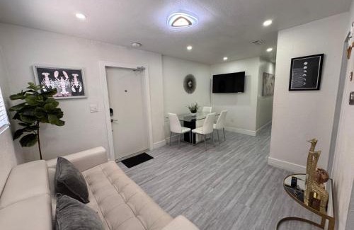 Flagami Apartment | Stylish 2 Bedrooms Apartment by Miami Airport