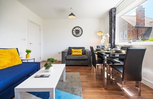 Hinckley House | Stylish 2 BR Apartment ,Business & Leisure| Free Parking | 5 Min walk into town!