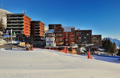 Gouaux-de-Larboust Apartment | Stylish 2-BR Apt, Sleeps 8, Ski-in/Ski-out, South-Facing Balcony, Family-Friendly Amenities