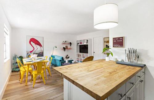Sailboat Bend House | Stylish 2 BR Condo - Free Parking on Premises