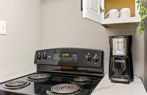Irving House | Stylish 2 BR townhouse near cute park, Baylor Med, 15 min to Uptown