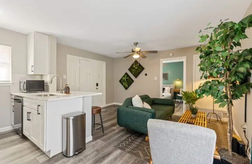 Irving House | Stylish 2 BR townhouse near cute park, Baylor Med, 15 min to Uptown