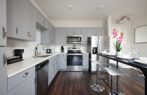 Southtown Apartment | Stylish 2 BR w/Gym, Parking Near Rvrwalk & Dome