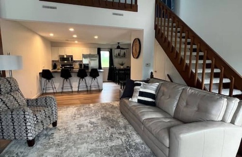 Bettendorf House | Stylish 2 KING BEDS in Bettendorf