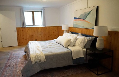 Bettendorf House | Stylish 2 KING BEDS in Bettendorf