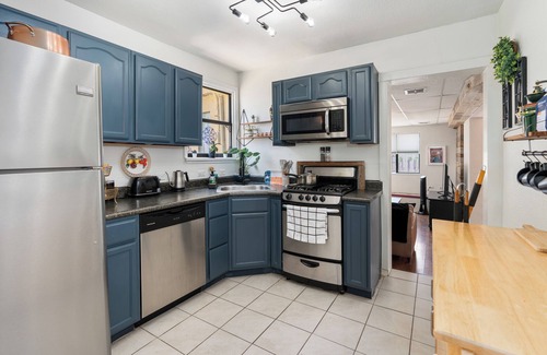 Southside House | Stylish 2-Story Home with Balcony/Backyard minutes to Downtown/Seaworld/Lackland