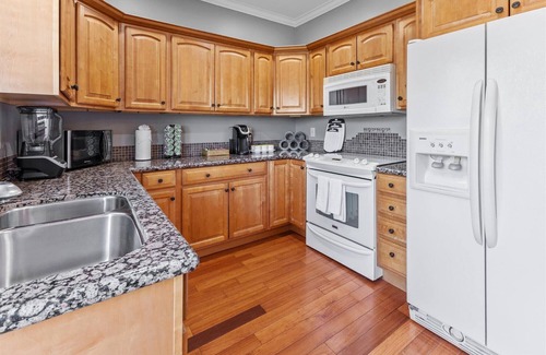 Holy Cross House | Stylish 2-Story Retreat w Balcony & Parking