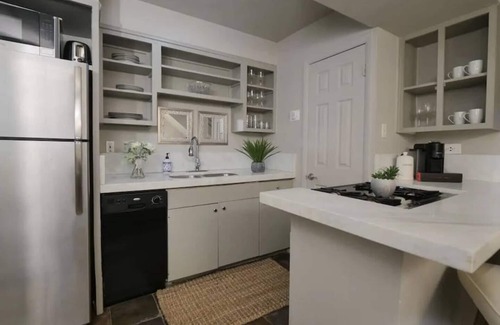 Old East Dallas Condo | Stylish 2BD Condo loft with luxury king and queen beds, Egyptian cotton sheets, and outdoor terrace with great views