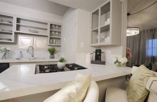 Old East Dallas Condo | Stylish 2BD Condo loft with luxury king and queen beds, Egyptian cotton sheets, and outdoor terrace with great views