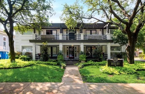 Old East Dallas Condo | Stylish 2BD Condo loft with luxury king and queen beds, Egyptian cotton sheets, and outdoor terrace with great views