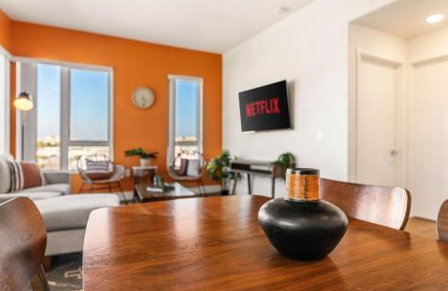 Little Tokyo Apartment | Stylish 2BD Haven with Scenic DTLA Views and Parking