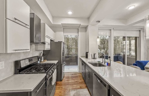 Olde Kensington Apartment | Stylish 2BD | Sleeps 8 | Northern Liberties