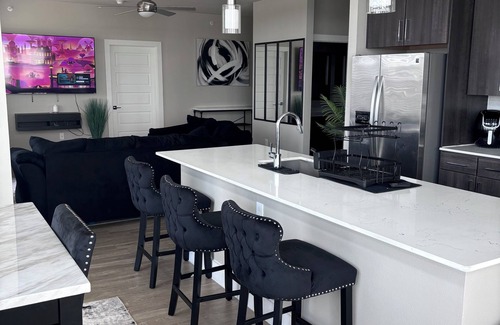 Barker Apartment | Stylish 2BDR w/Attached Garage