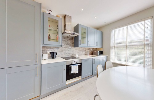 Golborne Apartment | Stylish 2bed/2bath flat 4min from tube station