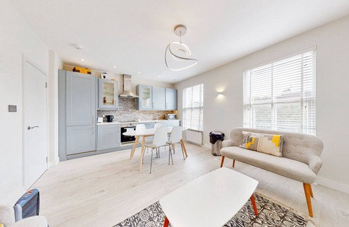 Golborne Apartment | Stylish 2bed/2bath flat 4min from tube station