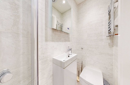 Golborne Apartment | Stylish 2bed/2bath flat 4min from tube station
