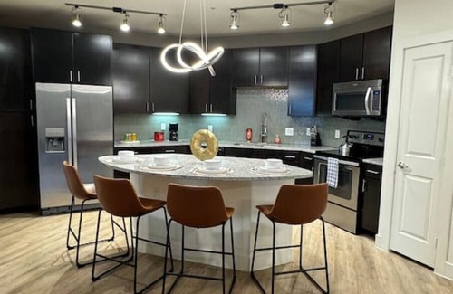 Wetmore Apartment | Stylish 2BR – 2mi to Six Flags,La Cantera & Dining