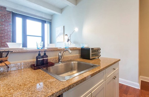 Newbold Condo | Stylish 2BR Apartment w Free onsite Parking, Gym, Full Kitchen