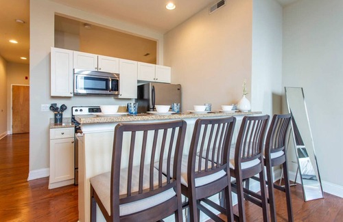 Newbold Condo | Stylish 2BR Apartment w Free onsite Parking, Gym, Full Kitchen