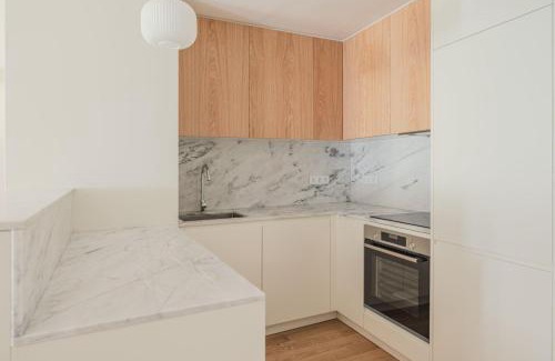 Santos Apartment | Stylish 2BR Apartment with AC & Terrace | By Airnest