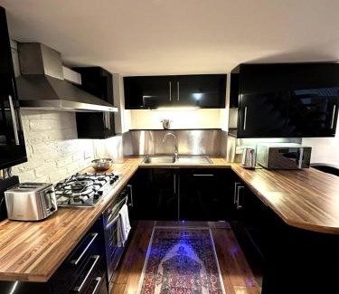 Bonnington Apartment | Stylish 2BR Central Edinburgh - Walk to Attraction
