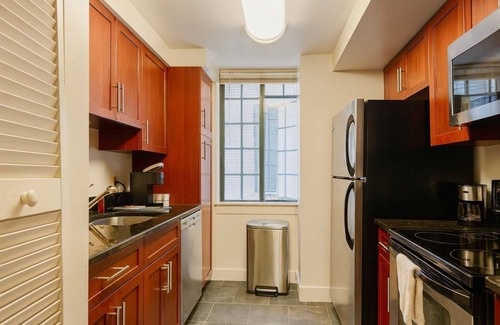 Center City Apartment | Stylish 2BR | Downtown Hub | 4Beds | Near JFKPlaza