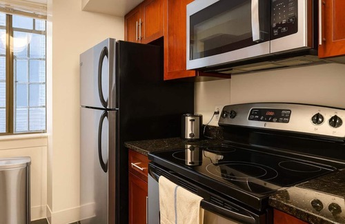 Center City Apartment | Stylish 2BR | Downtown Hub | 4Beds | Near JFKPlaza