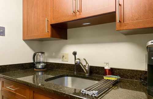 Center City Apartment | Stylish 2BR | Downtown Hub | 4Beds | Near JFKPlaza
